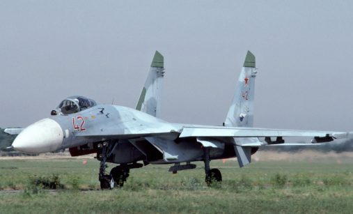 Letoun Su-27 na letišti