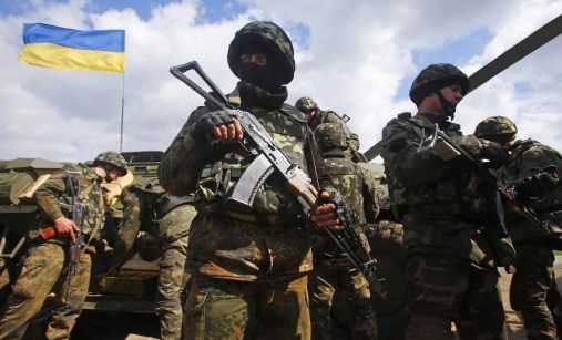 Ukrajinští vojáci u transportérů