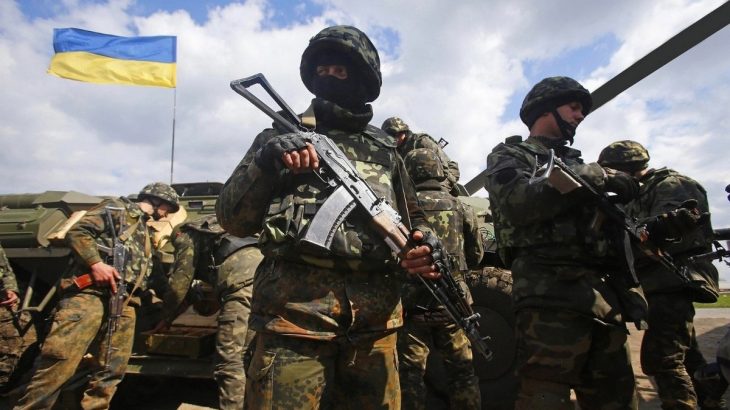Ukrajinští vojáci u transportérů