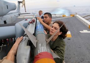 Umísťování střely AGM-114 Hellfire na vrtulník