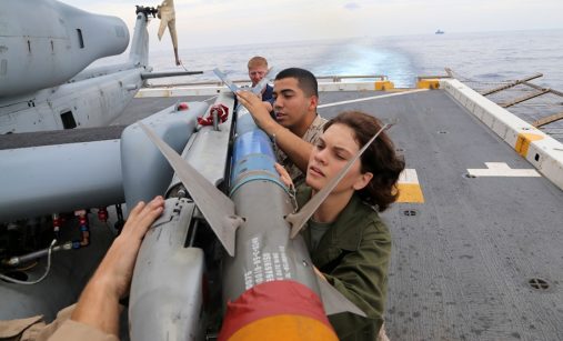 Umísťování střely AGM-114 Hellfire na vrtulník
