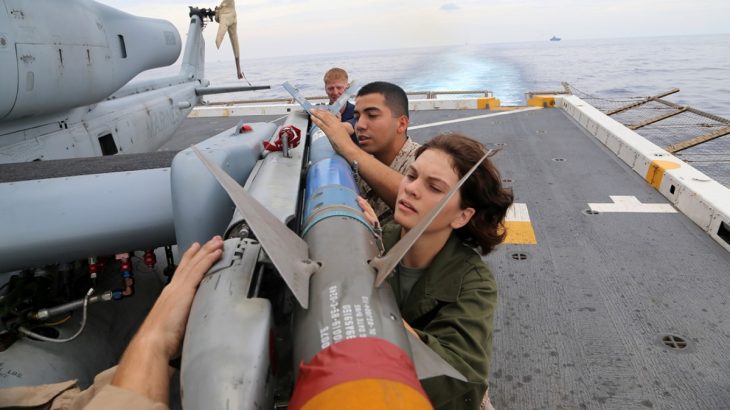 Umísťování střely AGM-114 Hellfire na vrtulník