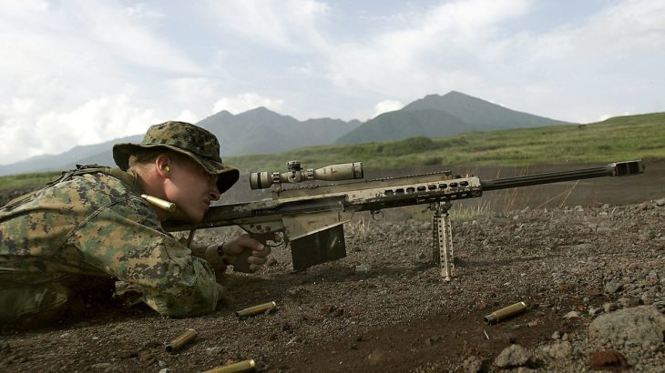 Voják s puškou Barrett M82A3