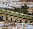 BMP-2 jedoucí přes pole