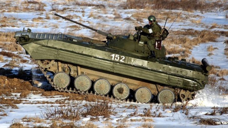 BMP-2 jedoucí přes pole