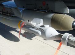 Puma Paveway IV pod letadlem