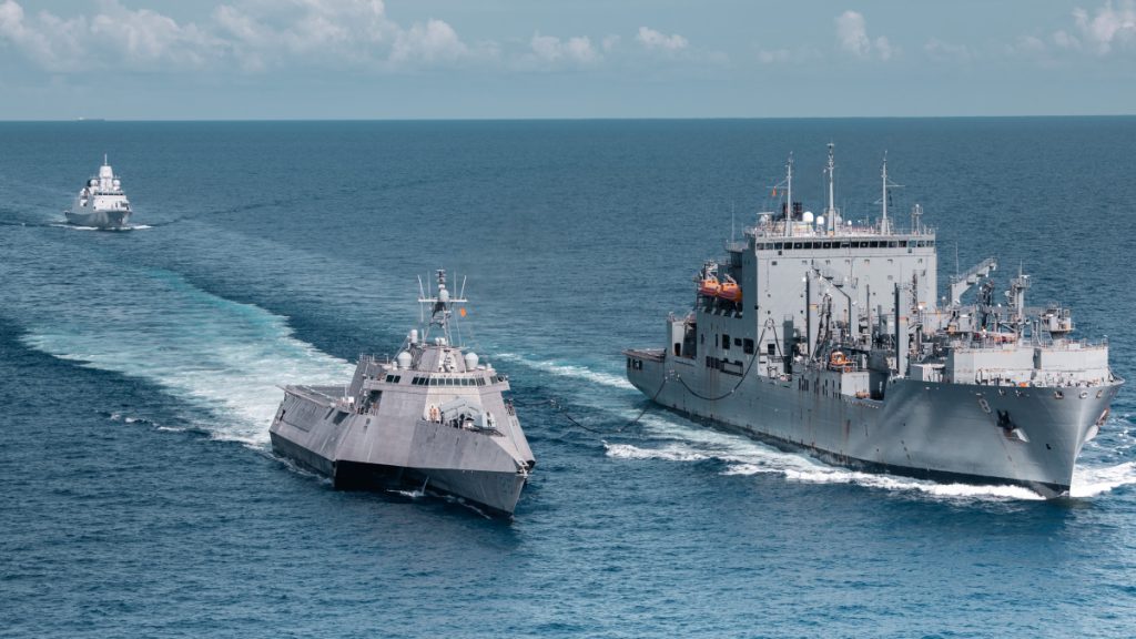 USS Mobile doplňuje zásoby a palivo v Jihočínském moři, v pozadí nizozemská fregata HNLMS Tromp