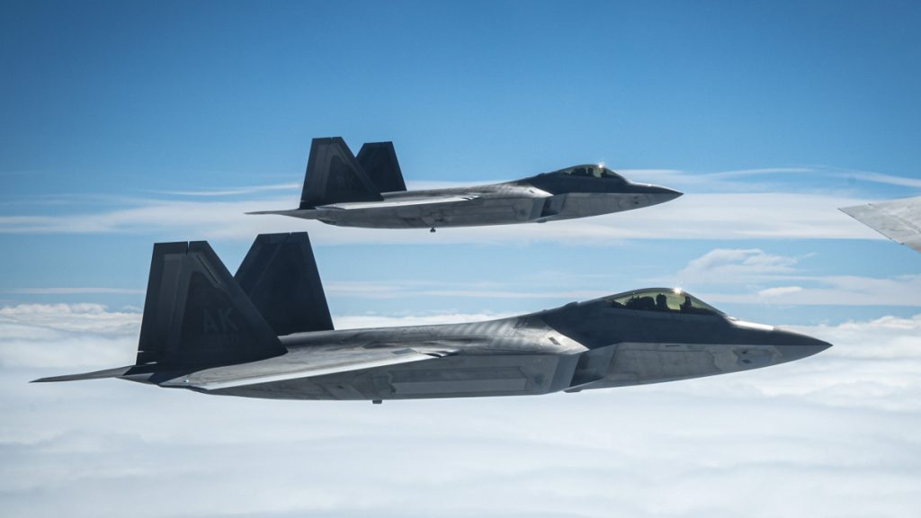 Dvojice letounů F-22 Raptor