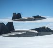 Dvojice letounů F-22 Raptor