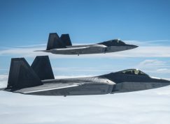 Dvojice letounů F-22 Raptor