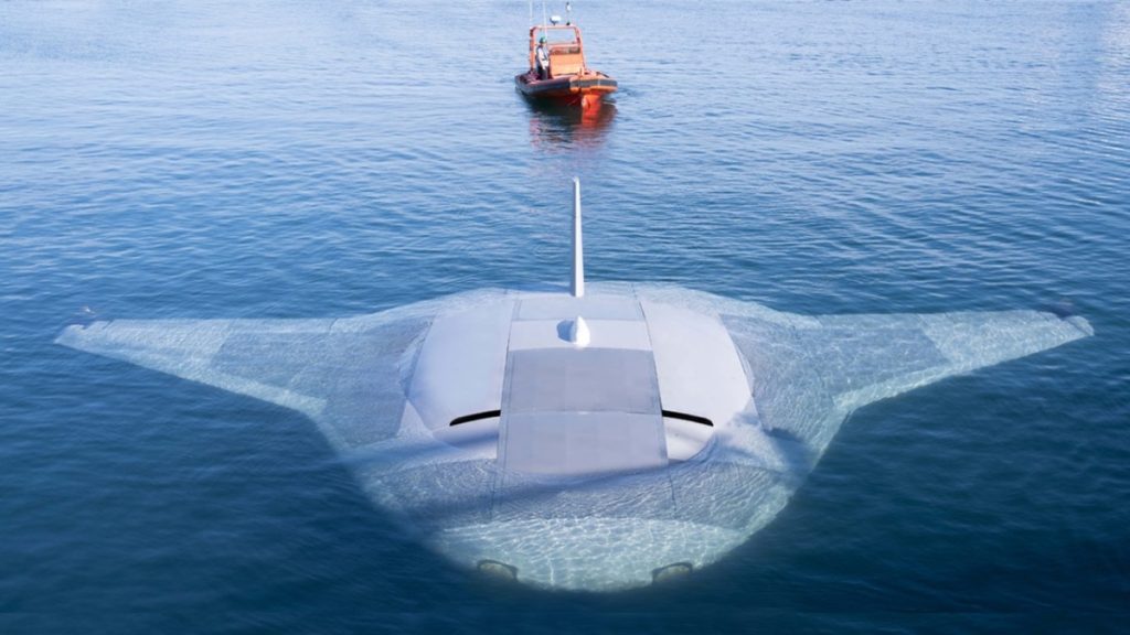 Dron Manta Ray v porovnání s člunem