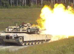 M1A1 Abrams při střelbě
