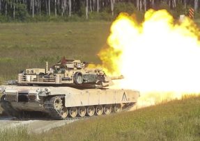 M1A1 Abrams při střelbě