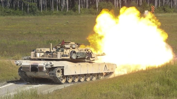 M1A1 Abrams při střelbě