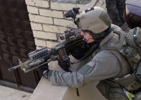Voják s kulometem M249