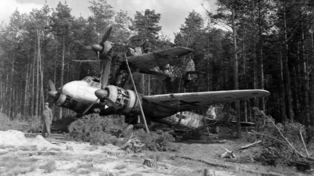 V lese ukrytý Mistel Junkers Ju 88 a Focke-Wulf Fw 190 tvořený spojenci