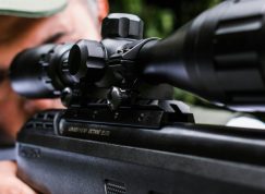 odstřelovač s optikou