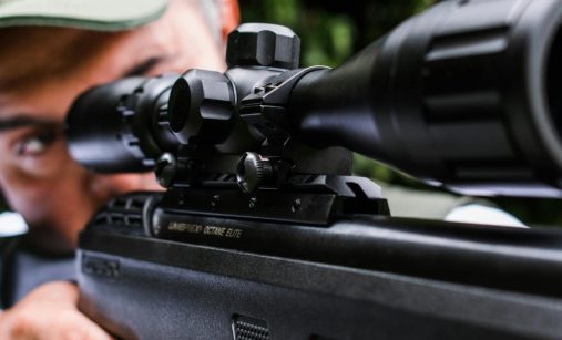 odstřelovač s optikou