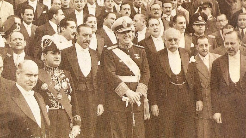 Argentinský prezident Juan Perón s ministry, jejich vláda pomáhala nacistům v útěku