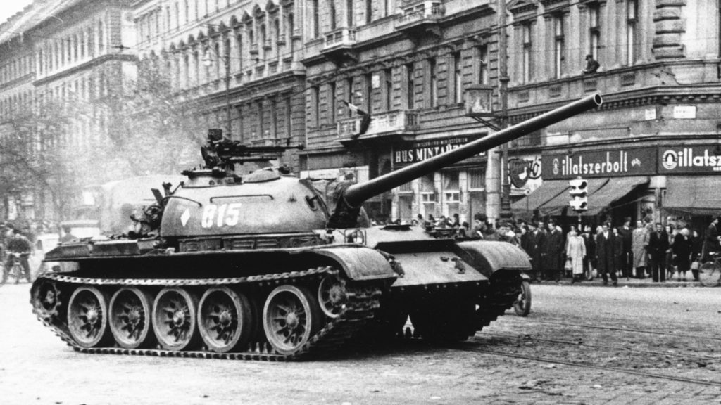 Tank T-54 při sovětské invazi do Maďarska v roce 1956