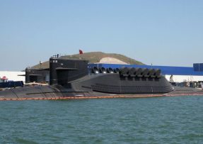 Ponorka Type 094 v přístavu
