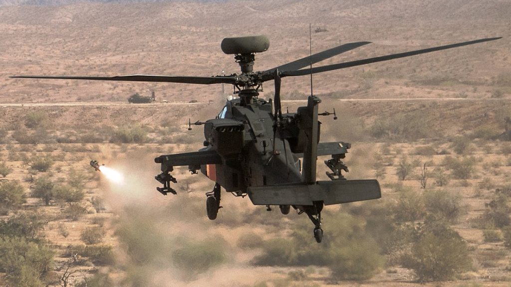 Vrtulník AH-64 Apache ospaluje střelu AGM-179 JAGM