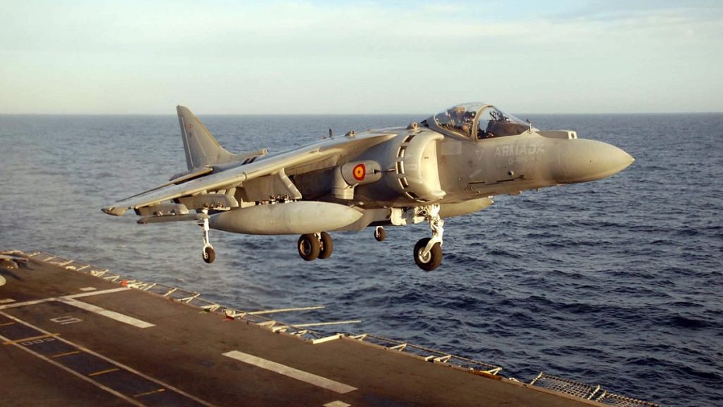 Přistávání letounu McDonnell Douglas AV-8B Harrier II