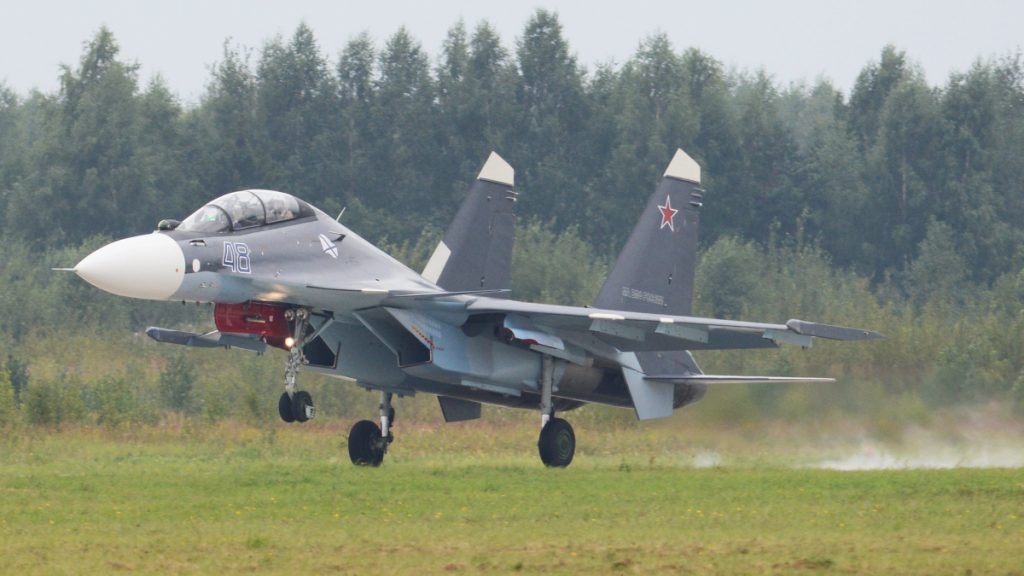 Su-30SM přistává na letišti