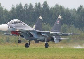 Su-30SM přistává na letišti