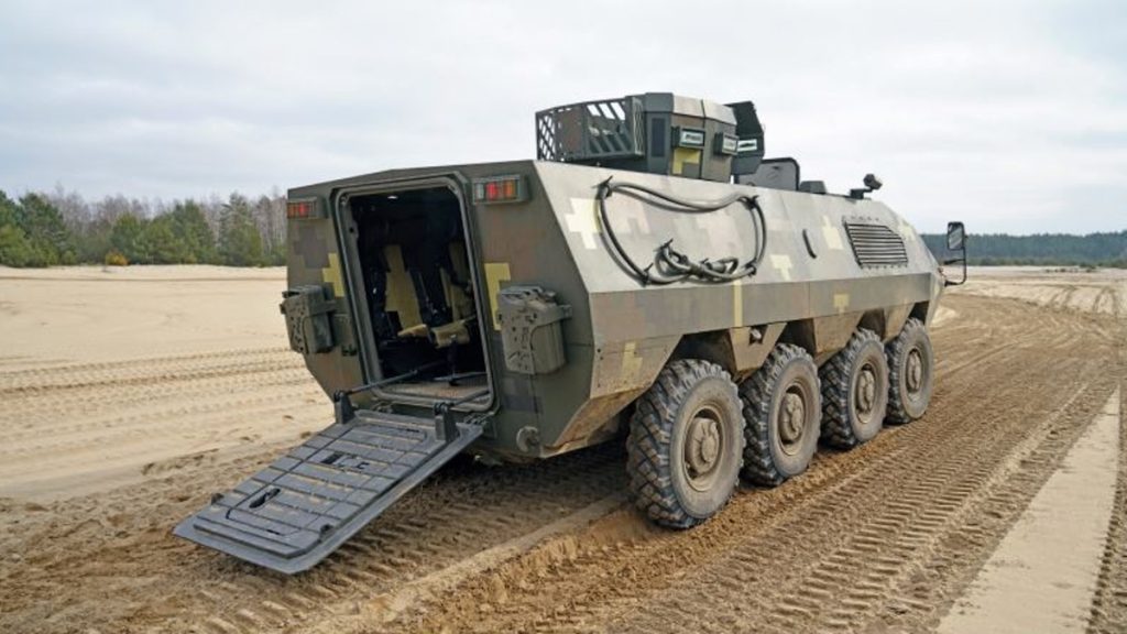 Zadní rampa ukrajinského transportéru BTR-60 Chorunžij