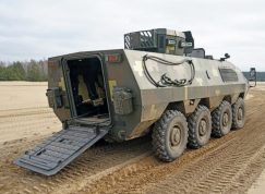 Zadní rampa ukrajinského transportéru BTR-60 Chorunžij