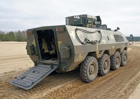 Zadní rampa ukrajinského transportéru BTR-60 Chorunžij