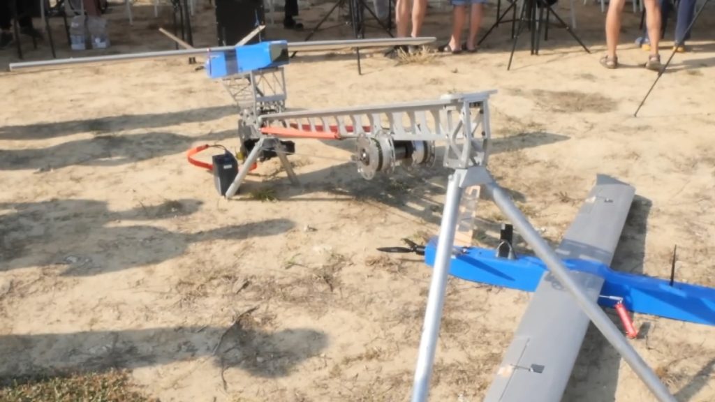 Ukrajinský stíhací dron startuje z rampy