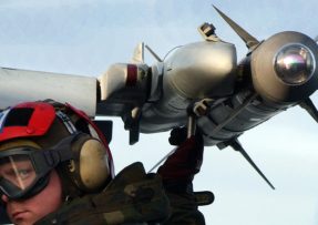 Střela AIM-9X Sidewinder umístěná na křídle letounu