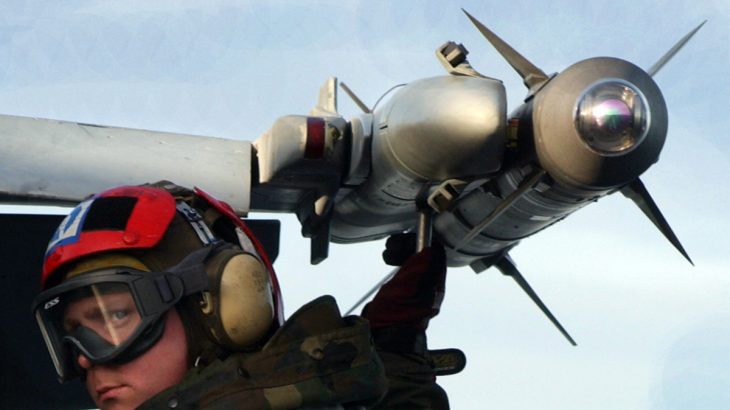 Střela AIM-9X Sidewinder umístěná na křídle letounu