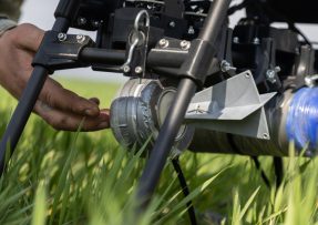 Pumy zavěšené pod dronem Baba Jaga