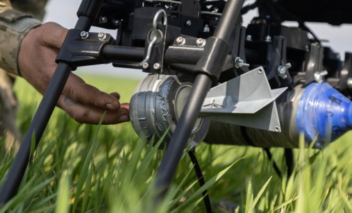 Pumy zavěšené pod dronem Baba Jaga
