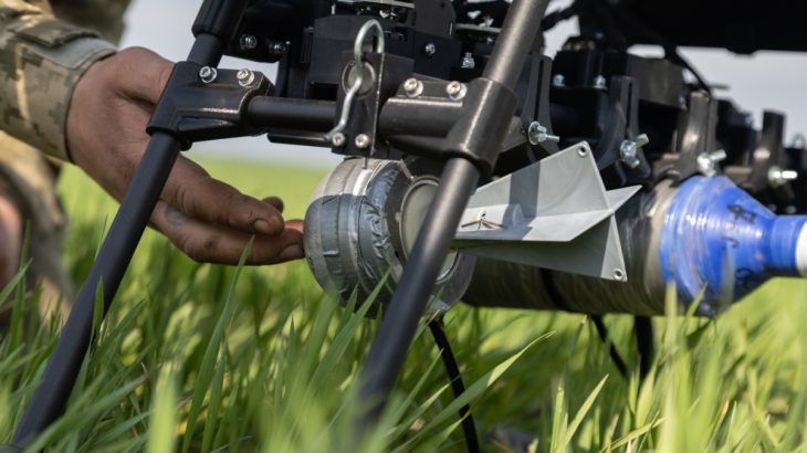 Pumy zavěšené pod dronem Baba Jaga