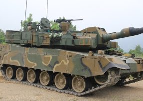 Tank K2 Black Panther se starším typem aktivní ochrany