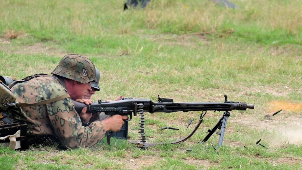 Členové spolku vojenské historie střílí z kulometu MG 42