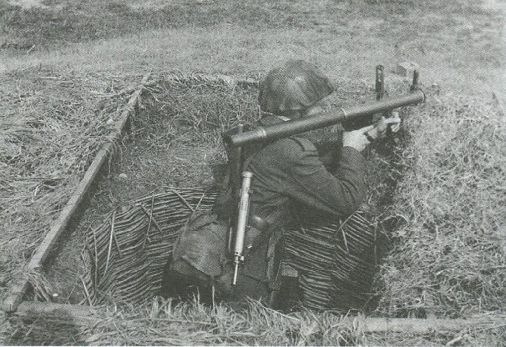 Pancéřovka 27 - voják v bojovém postavení, 50. léta, archiv VHÚ