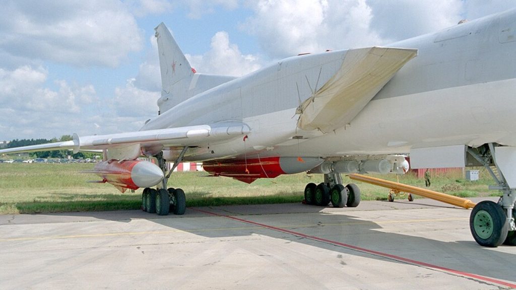 Protilodní střela Ch-22 na letounu Tu-22