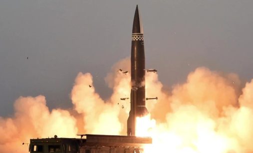 Odpal rakety KN-23 z vozidla