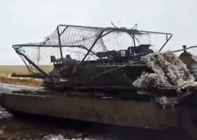 Útoky dronů znehybněný M1A1 Abrams