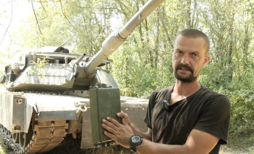 Tank M1A1 Abrams s reaktivním pancířem Kontakt-1