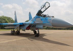 Stíhací letoun Su-27P na letišti