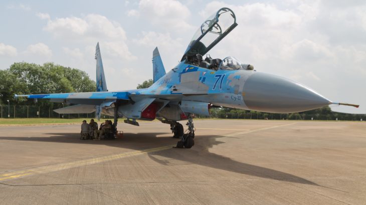 Stíhací letoun Su-27P na letišti