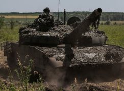 Tank T-80BVM s maskovací sítí