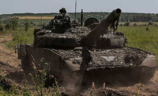 Tank T-80BVM s maskovací sítí