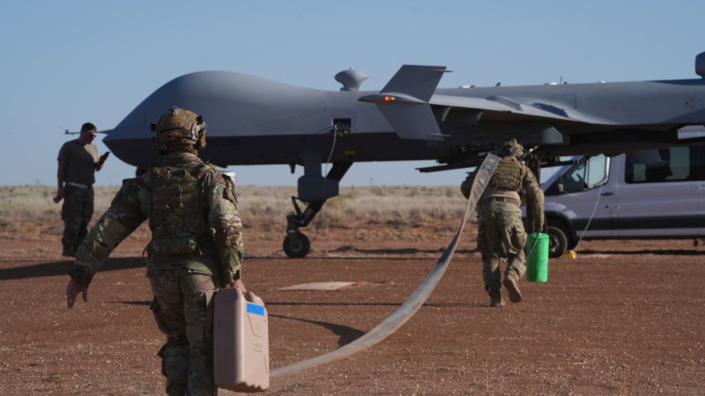 MQ-9 Reaper při dozbrojení na provizorním letišti